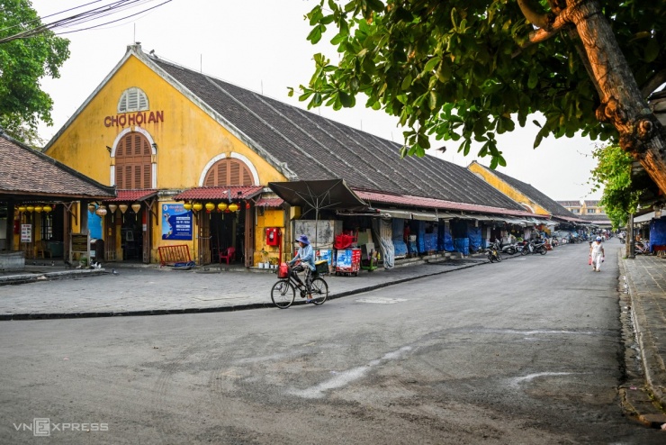 Hơn 8h, âm thanh rộn rã từ tiếng xe máy, trò chuyện, báo hiệu nhịp sống sôi động của phố cổ tiếp diễn.