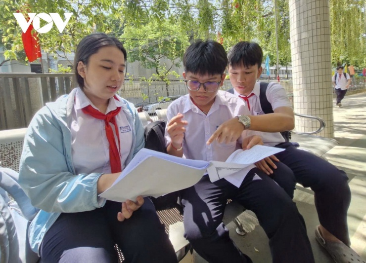 Hoc sinh bồi dưỡng kiến thức chuẩn bị cho ky thi