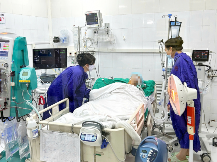 Mẹ và vợ anh T. vào tiễn biệt chồng. Ảnh: BVCC.