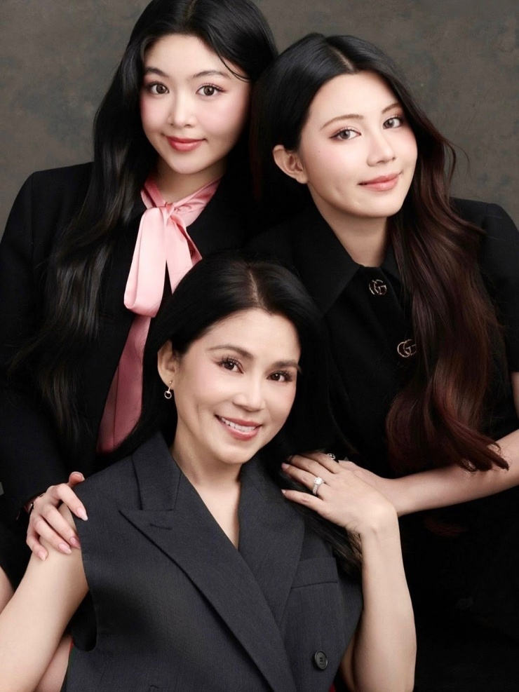 Ảnh sao 11/5: Bà xã Quyền Linh khoe sắc bên con gái Lọ Lem - Hạt Dẻ - 1