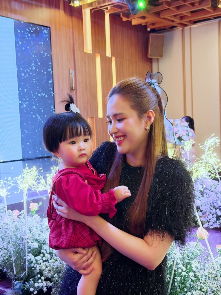 Ảnh sao 11/5: Bà xã Quyền Linh khoe sắc bên con gái Lọ Lem - Hạt Dẻ - 10