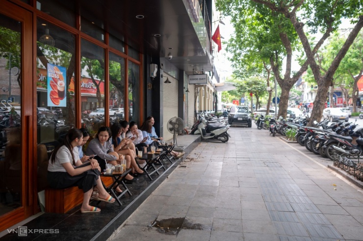 Thích ứng mưu sinh khi công an siết phạt lấn chiếm vỉa hè - 1