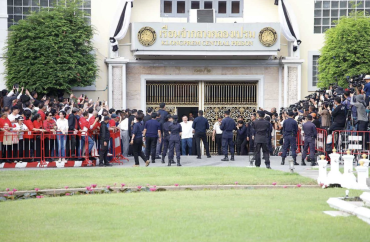 Cựu Thủ tướng Thái Lan Thaksin Shinawatra (áo trắng ở giữa) ra khỏi nhà tù Klongprem Central sáng 11-5. Ảnh: Bangkok Post