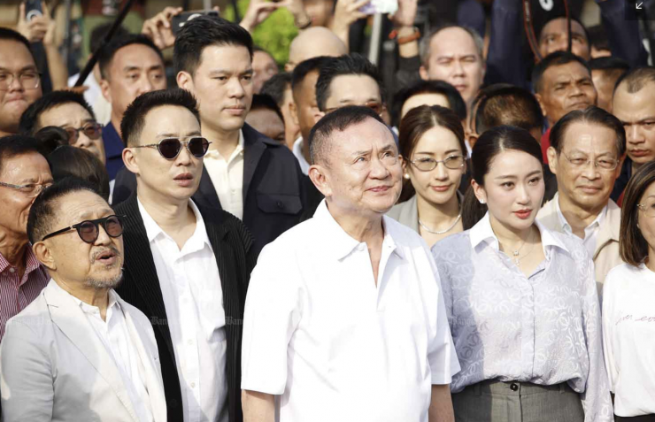 Ông Thaksin được ra tù sớm nhờ có sự cải thiện trong "thái độ và hành vi" và sẽ phải đeo thiết bị giám sát điện tử trong vòng 4 tháng. Ảnh: Bangkok Post