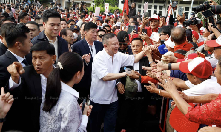 Ông Thaksin gặp người ủng hộ bên ngoài nhà tù. Ảnh: Bangkok Post
