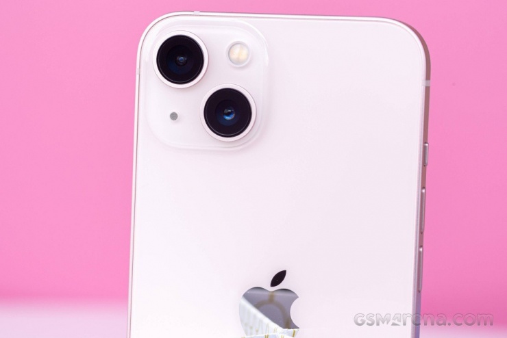 iPhone 13 bán ra tại Việt Nam chỉ có duy nhất một phiên bản với giá từ 12.59 triệu đồng.