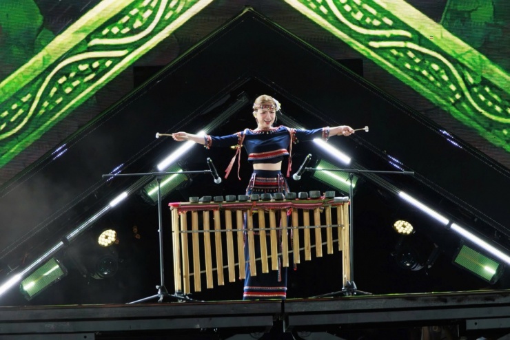 Dương Hoàng Yến chơi đàn đá tại concert Sao nhập ngũ