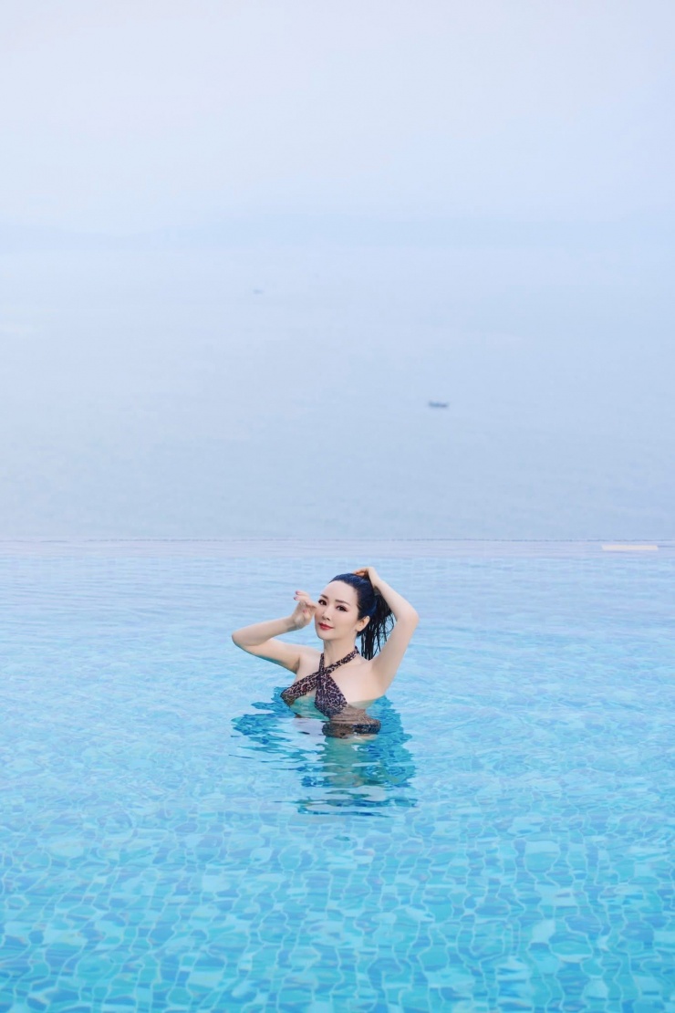 Mới đây, Giáng My đăng tải loạt ảnh cô diện bikini tạo dáng bên hồ bơi. Những hình ảnh này nhanh chóng thu hút sự quan tâm của cư dân mạng.