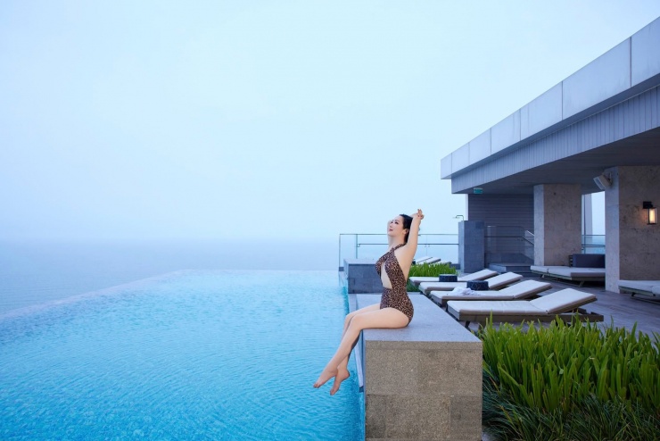 Hình thể đẹp, gương mặt trắng mịn không tỳ vết khiến Giáng My trẻ trung hơn rất nhiều so với độ tuổi thực.