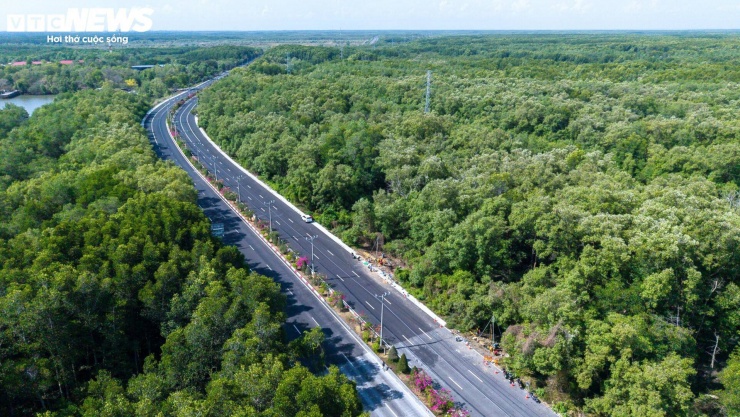 Đường Rừng Sác dài hơn 36km, điểm đầu từ bến phà Bình Khánh và điểm cuối tại xã Cần Giờ, là tuyến giao thông huyết mạch kết nối huyện Cần Giờ với trung tâm TP.HCM. Tuyến đường được hoàn thành từ năm 1986, đi xuyên qua khu dự trữ sinh quyển rừng ngập mặn Cần Giờ.