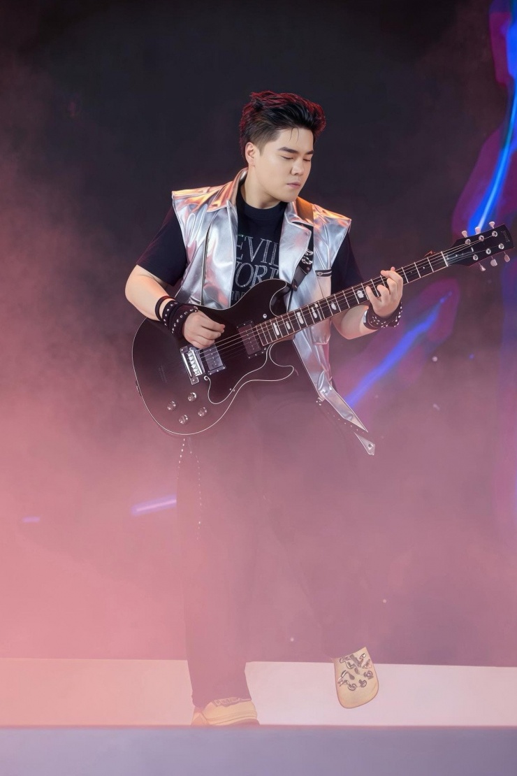 Ca - nhạc sĩ Nguyễn Đình Vũ.
