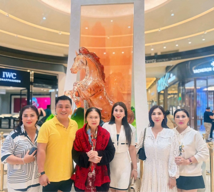 Lý Hùng cùng mẹ và gia đình hiện tại. Ảnh: FBNV