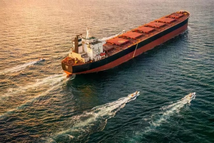 Tàu chở dầu đi qua eo biển Hormuz theo tuyến đường do Iran chỉ định
