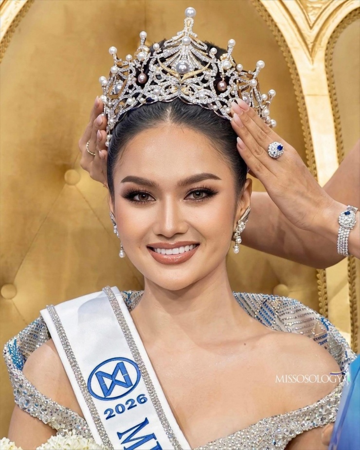 Trên sân khấu, cô vỡ òa khi nhận vương miện Ocean Empress of Andaman từ đương kim Miss World Opal Suchata, cũng là người Thái Lan.