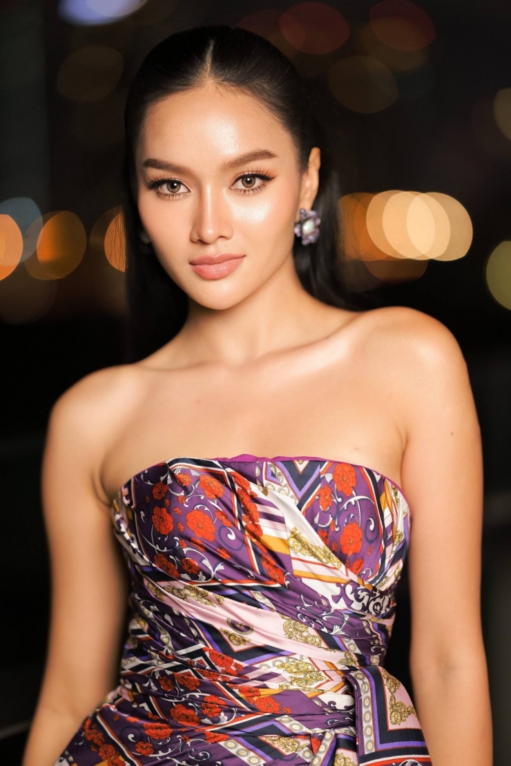 Miss World Thailand 2026 tạo dáng chụp ảnh.