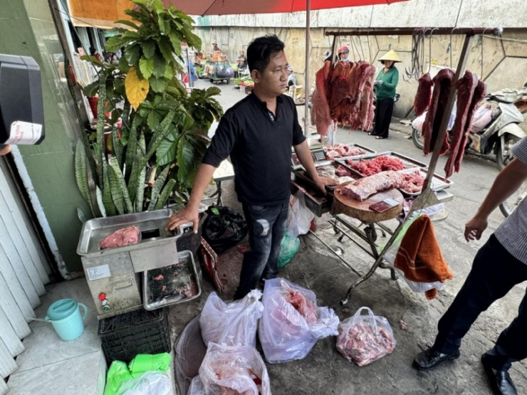 &nbsp;Nguyễn Văn Thái tại cửa hàng bán thịt bò giả.