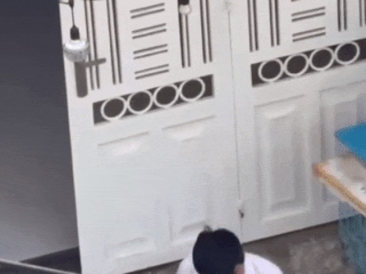 Người đàn ông quăng chó, đánh shipper chảy máu miệng bị công an mời làm việc