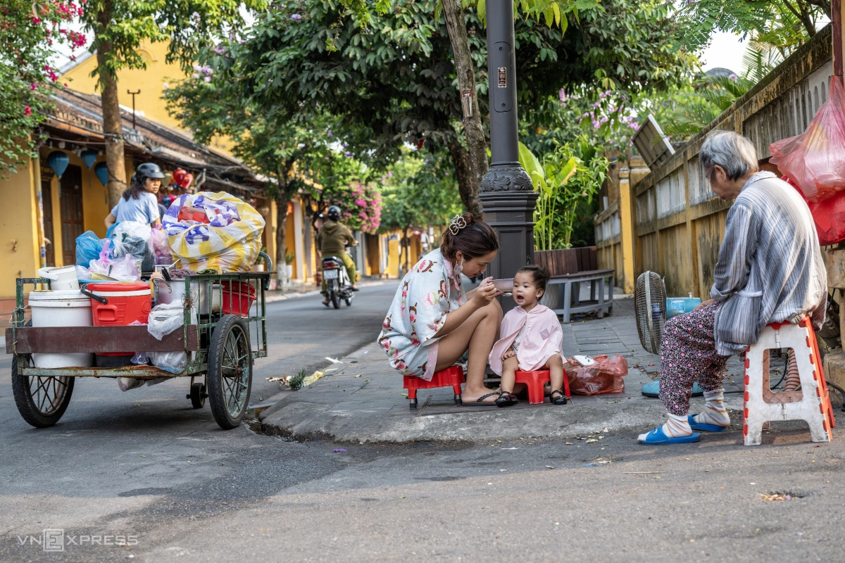 Hội An mang nét bình dị với nhịp sống của người dân địa phương.