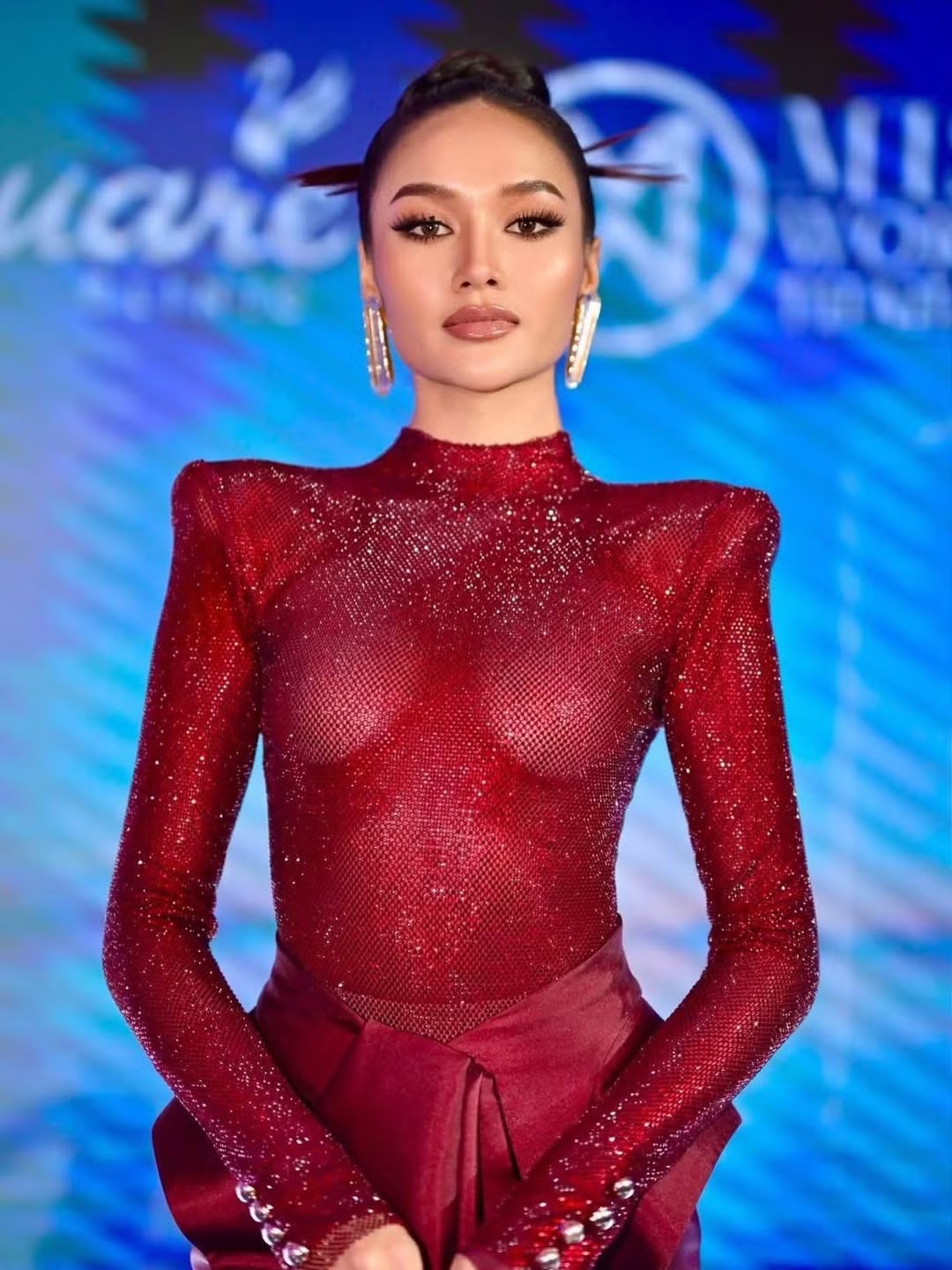 Cô có kinh nghiệm thi sắc đẹp ấn tượng, từng tham gia Miss Universe Thailand 2023 và lọt vào top 20 trước khi giành danh hiệu Miss Chiang Mai 2026.