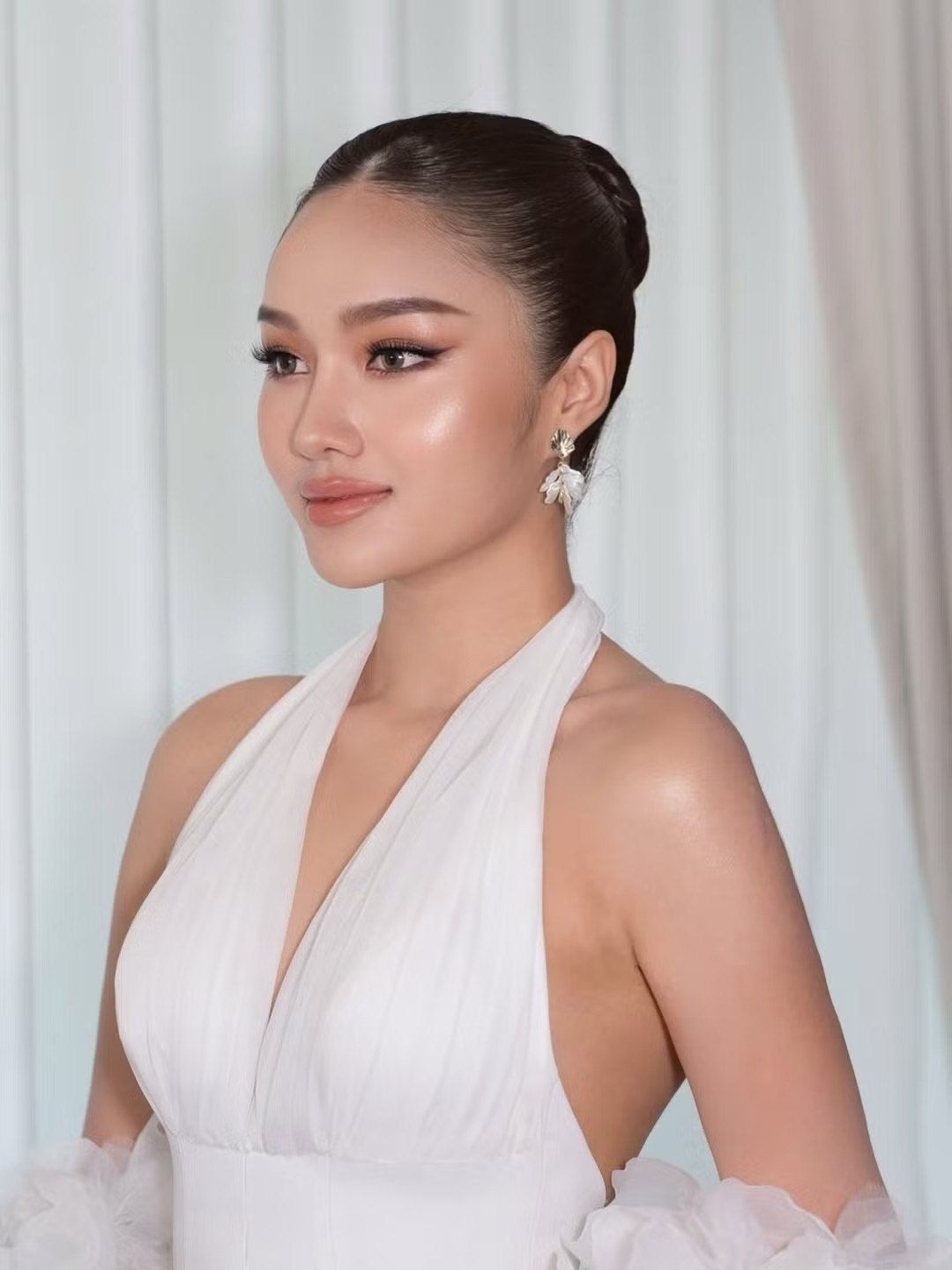 Mặc dù có profile ấn tượng, tân Hoa hậu Thế giới Thái Lan vẫn bị đặt lên bàn cân so sánh với người tiền nhiệm là đương kim Hoa hậu Thế giới Opal Suchata.