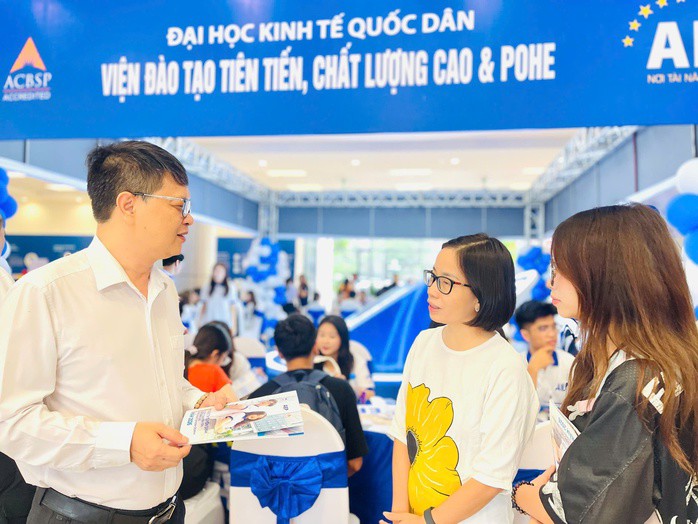 TS Vũ Văn Ngọc, Viện trưởng Viện Đào tạo Tiên tiến, Chất lượng cao và POHE (AEP), ĐH Kinh tế Quốc dân, tư vấn cho thí sinh Mai An. Thí sinh này có điểm SAT 1.560 và IELTS 7.5