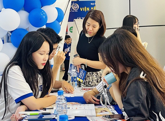 Thí sinh tìm hiểu các thông tin về ngành học, chương trình đào tạo của ĐH Kinh tế Quốc Dân