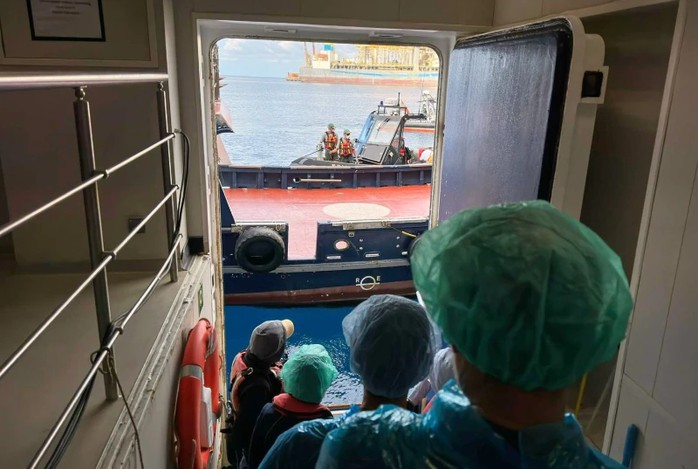 Hành khách rời tàu du lịch MV Hondius ngoài khơi đảo Tenerife ngày 10-5. Ảnh: AP
