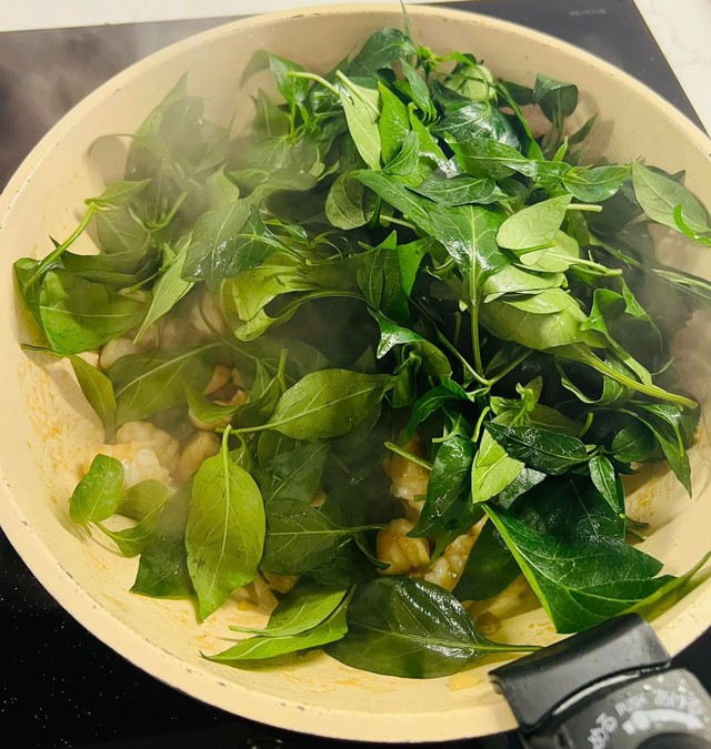 Lá ớt xào tôm