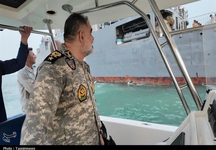 Iran bày trận "tàu ngầm cá heo" dưới đáy biển Hormuz, cảnh báo Anh - Pháp - 1