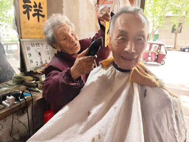 Nhiều người đến tiệm của cụ Thái không chỉ để cắt tóc mà còn để được trò chuyện, tâm sự. Ảnh: 163