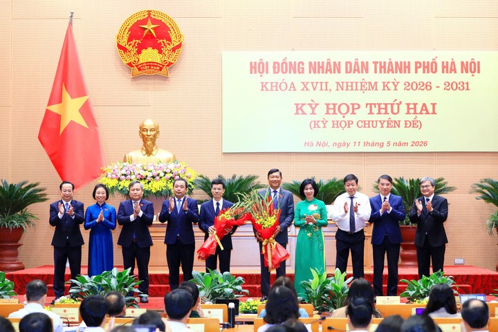 Lãnh đạo thành phố tặng hoa chúc mừng ông Đỗ Anh Tuấn và Bùi Duy Cường được bầu làm Phó Chủ tịch UBND TP Hà Nội.