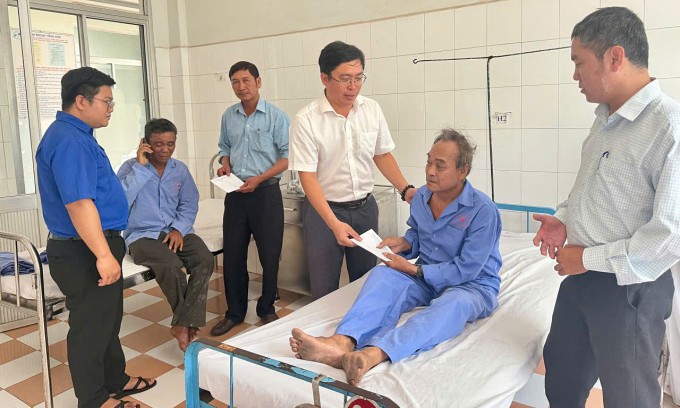 Chính quyền thăm hỏi các bệnh nhân bị thương ở Bệnh viện Đa khoa trung tâm Gia Lai. Ảnh: Ngọc Oanh
