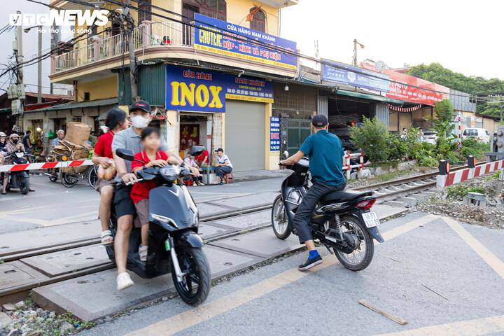 Thót tim cảnh người Hà Nội bất chấp vượt rào chắn, 'đua' tốc độ với tàu hoả - 9