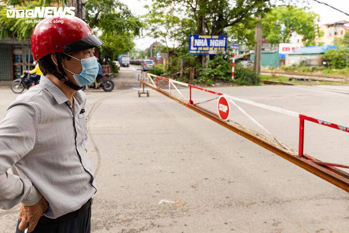 Thót tim cảnh người Hà Nội bất chấp vượt rào chắn, 'đua' tốc độ với tàu hoả - 21