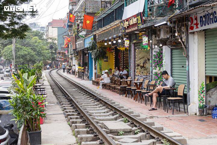 Thót tim cảnh người Hà Nội bất chấp vượt rào chắn, 'đua' tốc độ với tàu hoả - 27