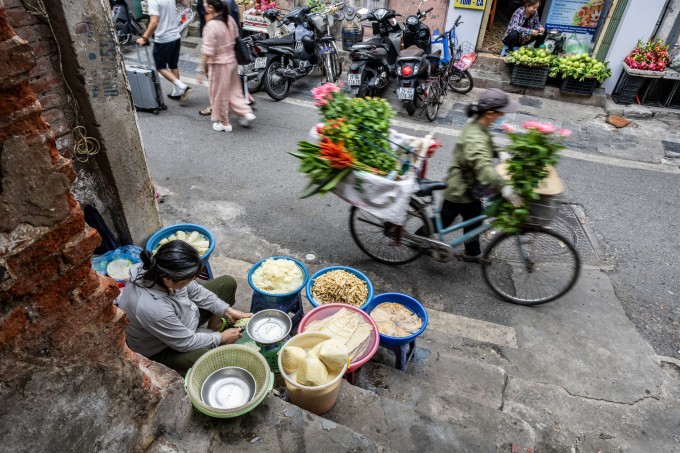 Người dân mưu sinh sau quy định siết trật tự vỉa hè tại Hà Nội, tháng 5. Ảnh: Giang Huy