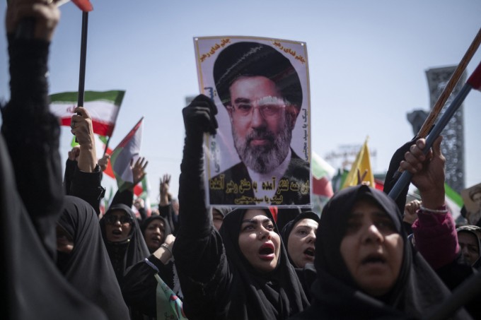 Người biểu tình Iran cầm hình ảnh Lãnh tụ Tối cao Mojtaba Khamenei tại Tehran ngày 17/4. Ảnh: AFP