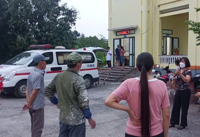 Các nạn nhân được đưa đi cấp cứu tại bệnh viện. Ảnh: Bùi Nội