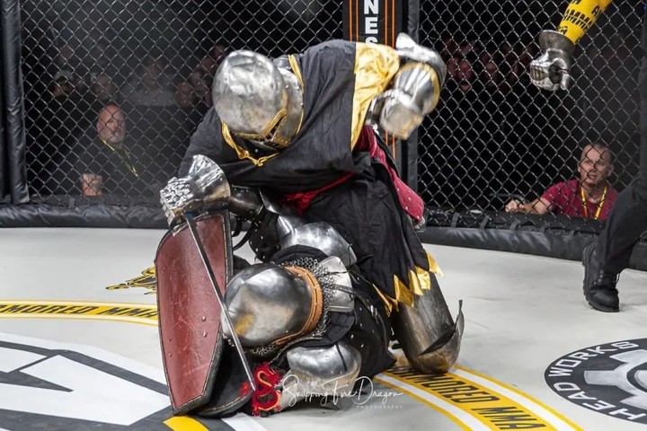 Một võ sĩ trong giải AMMA ra đòn khá giống với các tình huống thông thường ở MMA