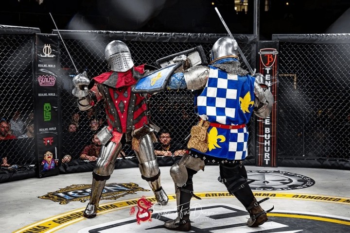 Armored MMA được hiểu nôm na là võ sĩ có mặc giáp sắt và dùng vũ khí để chiến đấu trong lồng sắt