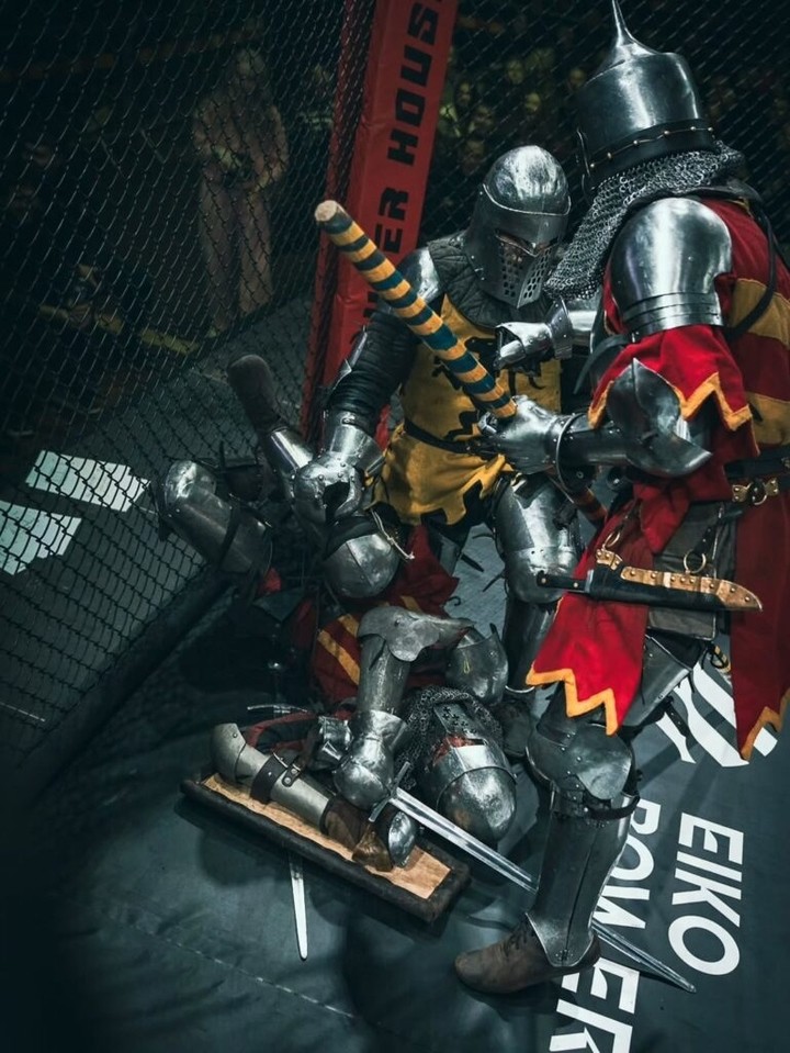Các vũ khí trong Armored MMA được làm mòn và võ sĩ không được dùng đòn đâm