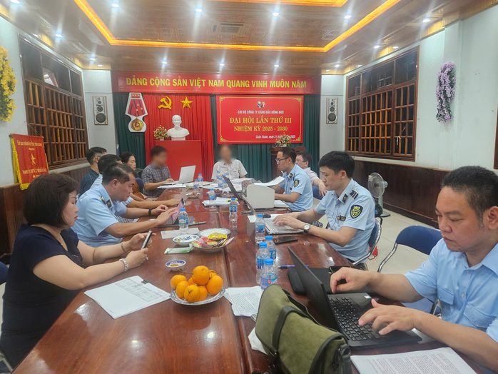 Đoàn công tác của Cục Quản lý và Phát triển thị trường trong nước làm việc với đại diện Công ty TNHH xăng dầu Hồng Đức tại xã Kim Sơn, tỉnh Đồng Tháp