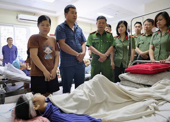 Lãnh đạo công an tỉnh Lạng Sơn thăm hỏi, động viên cháu bé tại Bệnh viện tỉnh. Ảnh: Công an tỉnh Lạng Sơn.