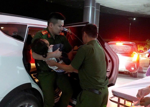 Công an dùng xe chuyên dụng đưa cháu bé đến Bệnh viện tỉnh. Ảnh: Công an tỉnh Lạng Sơn.