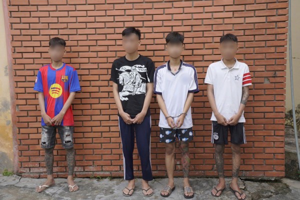 Đối tượng B.L.Q.A (thứ 2 từ phải sang) cùng các đối tượng có liên quan. Ảnh: Công an tỉnh Cà Mau