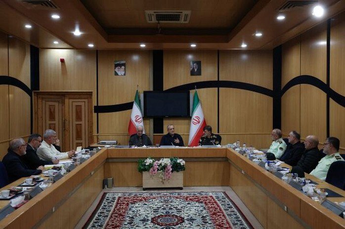 Tổng thống Iran Masoud Pezeshkian (giữa) phát biểu tại cuộc họp - Ảnh: MEHR