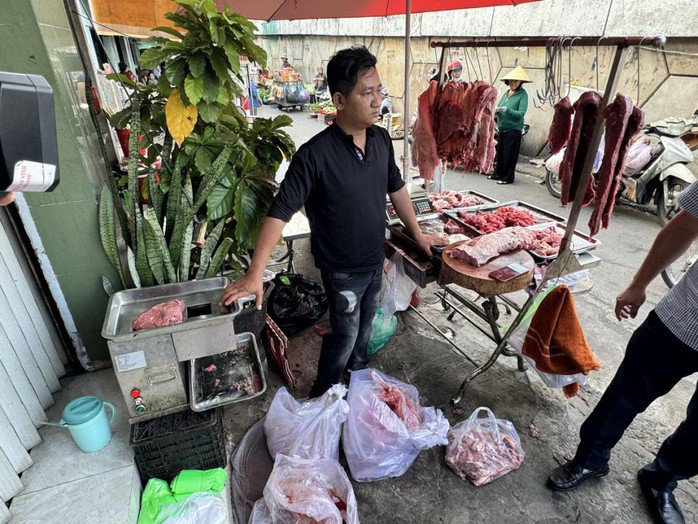 Công an TPHCM bắt chủ cơ sở "hô biến" thịt heo thành thịt bò - 2