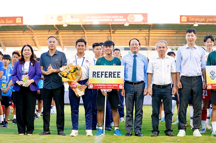 HLV Kim Sang Sik cùng bầu Đức động viên các đội bóng dự giải U14 Quốc tế Gia Lai 2026.