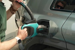 Sạc xe điện nhanh hơn cả đổ xăng, nhưng pin BYD phải đánh đổi điều gì?