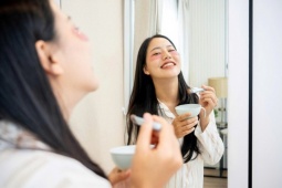 Phụ nữ hiện đại và bí quyết chăm sóc sức khỏe từ gốc